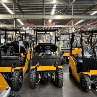Sandėlio technika UN Forklift gamykloje.