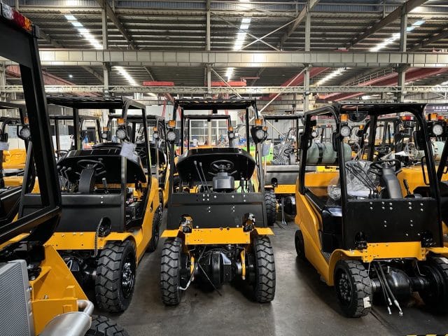 Sandėlio technika UN Forklift gamykloje.